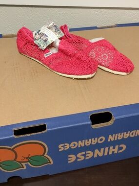 NWT TOMS pink flats